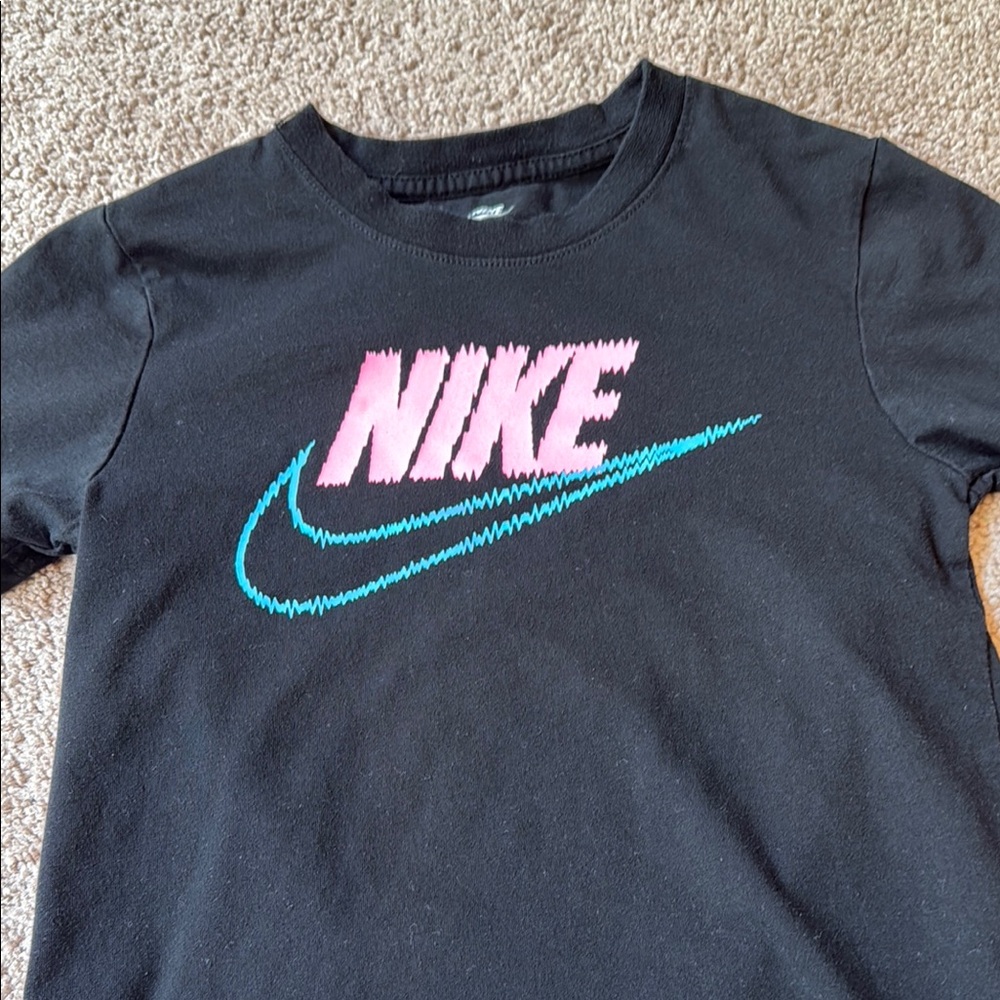 Nike Kids Black T-Shirt with Pink and Blue Logo, size 7 - Picture 2 of 6